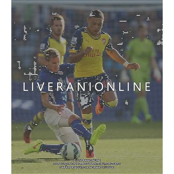 Leicester City\'s Marc Albrighton (L) tackles Arsenal\'s Alex Oxlade-Chamberlain Photographer Jack Phillips/CameraSport Football - Barclays Premiership - Leicester City v Arsenal - Sunday 31st August 2014 - King Power Stadium - Leicester © CameraSport - 43 Linden Ave. Countesthorpe. Leicester. England. LE8 5PG - Tel: +44 (0) 116 277 4147 - admin@camerasport.com - www.camerasport.com /AGENZIA ALDO LIVERANI SAS - ITALY ONLY - EDITORIAL USE ONLY
