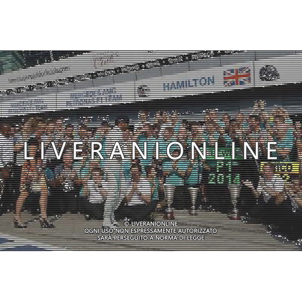 Race winner Lewis Hamilton (GBR) Mercedes AMG F1 celebrates with his step mother Linda Hamilton, father Anthony Hamilton (GBR), team mate Nico Rosberg (GER) Mercedes AMG F1, and the team. 07.09.2014. Formula 1 World Championship, Rd 13, Italian Grand Prix, Monza, Italy, Race Day. AG ALDO LIVERANI SAS ONLY ITALY
