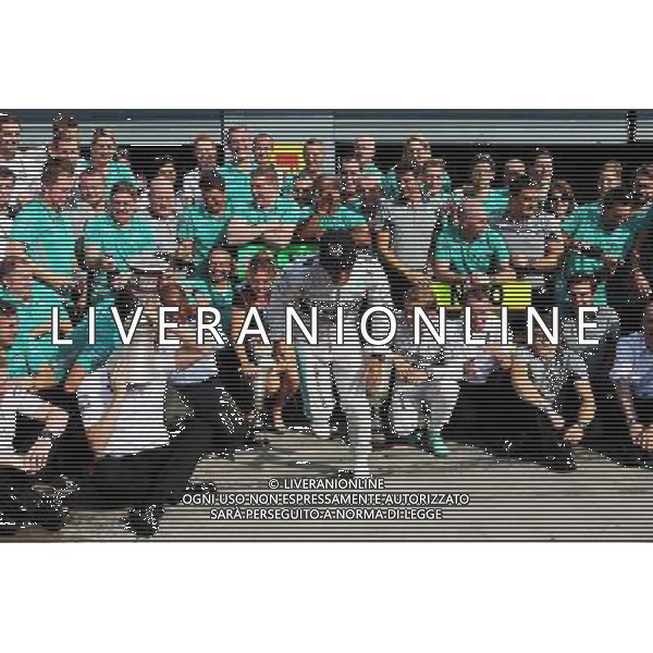 Race winner Lewis Hamilton (GBR) Mercedes AMG F1 celebrates with his step mother Linda Hamilton, father Anthony Hamilton (GBR), team mate Nico Rosberg (GER) Mercedes AMG F1, and the team. 07.09.2014. Formula 1 World Championship, Rd 13, Italian Grand Prix, Monza, Italy, Race Day. AG ALDO LIVERANI SAS ONLY ITALY