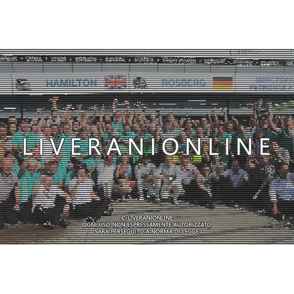Race winner Lewis Hamilton (GBR) Mercedes AMG F1 celebrates with his step mother Linda Hamilton, father Anthony Hamilton (GBR), team mate Nico Rosberg (GER) Mercedes AMG F1, and the team. 07.09.2014. Formula 1 World Championship, Rd 13, Italian Grand Prix, Monza, Italy, Race Day. AG ALDO LIVERANI SAS ONLY ITALY