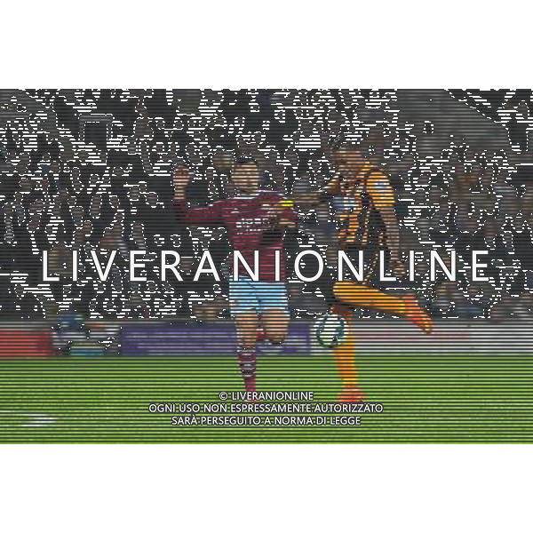 Hull CityÕs Abel Hernandez has a shot at goal under pressure from West Ham United\'s Mauro Zarate Photographer Chris Vaughan/CameraSport Football - Barclays Premiership - Hull City v West Ham United - Monday 15th September 2014 - Kingston Communications Stadium - Hull © CameraSport - 43 Linden Ave. Countesthorpe. Leicester. England. LE8 5PG - Tel: +44 (0) 116 277 4147 - admin@camerasport.com - www.camerasport.com /Agenzia Aldo Liverani sas - ITALY ONLY - EDITORIAL USE ONLY