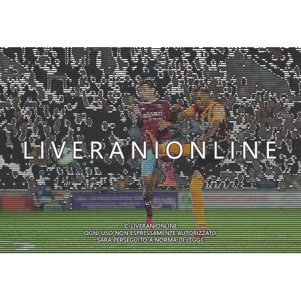 Hull CityÕs Abel Hernandez has a shot at goal under pressure from West Ham United\'s Mauro Zarate Photographer Chris Vaughan/CameraSport Football - Barclays Premiership - Hull City v West Ham United - Monday 15th September 2014 - Kingston Communications Stadium - Hull © CameraSport - 43 Linden Ave. Countesthorpe. Leicester. England. LE8 5PG - Tel: +44 (0) 116 277 4147 - admin@camerasport.com - www.camerasport.com /Agenzia Aldo Liverani sas - ITALY ONLY - EDITORIAL USE ONLY
