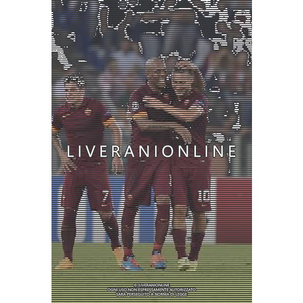 Roma - 17/09/2014 - Stadio Olimpico - Uefa Champions League 2014/2015 - AS Roma vs CSKA Mosca - nella foto: Maicon e totti / Ph Fabrizio Corradetti - Ag. Aldo Liverani sas