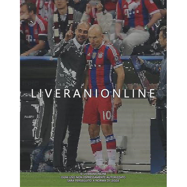 firo Fu§ball,Fussball, 17.09.2014 Uefa Champions League, Saison 2014/2015 Gruppenphase, 1. Spieltag, Hinspiel, FC Bayern MŸnchen, Muenchen, FCB, - Manchester City FC, 1 : 0, ganze Figur, Gestik, Trainer, Bayern, Pep Guardiola, links, rechts, Arjen Robben, Bayern, $worldrightsEs gelten unsere AGB, einsehbar auf www.firosportphoto.de copyright by firo sportphoto: Coesfelder Str.207 48249 DŸlmen www.firosportphoto.de mail@firosportphoto.de (V o l k s b a n k B o c h u m - W i t t e n ) BLZ.: 430 601 29 Kt. Nr.: 341 117 100 Tel:Ê 02594 - 9916004 Fax:Ê02594 - 9916005 AG ALDO LIVERANI SAS ONLY ITALY