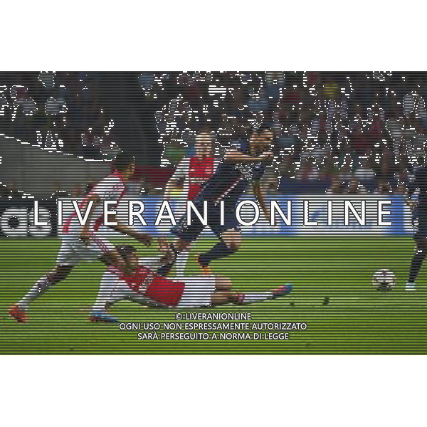 Zlatan IBRAHIMOVIC / Joel VELTMAN - 17.09.2014 - Ajax Amsterdam / Paris Saint Germain - Champions League Photo : Dave Winter / Icon Sport /Agenzia Aldo Liverani sas - ITALY ONLY - EDITORIAL USE ONLY