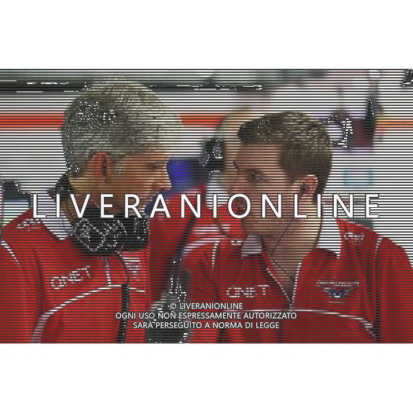 Damon Hill (GBR) Sky Sports Presenter joins the Marussia F1 Team mechanics. 19.09.2014. Formula 1 World Championship, Rd 14, Singapore Grand Prix, Singapore, Singapore, Practice Day. - www.xpbimages.com, EMail: requests@xpbimages.com - copy of publication required for printed pictures. Every used picture is fee-liable. © Copyright: Batchelor / XPB Images /Agenzia Aldo Liverani sas - ITALY ONLY - EDITORIAL USE ONLY - Gp F1 Singapore - Prove Libere
