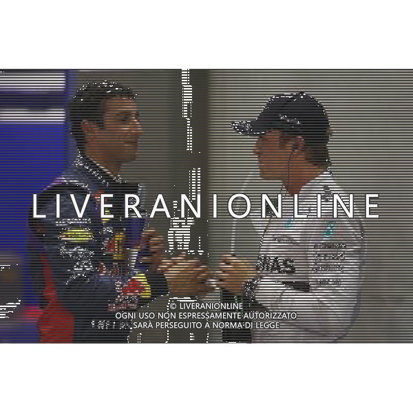 Daniel Ricciardo (AUS) Red Bull Racing RB10 and Nico Rosberg (GER) Mercedes AMG F1 W05. 20.09.2014. Formula 1 World Championship, Rd 14, Singapore Grand Prix, Singapore, Singapore, Qualifying Day. - www.xpbimages.com, EMail: requests@xpbimages.com - copy of publication required for printed pictures. Every used picture is fee-liable. © Copyright: Batchelor / XPB Images /Agenzia Aldo Liverani sas - ITALY ONLY - EDITORIAL USE ONLY - Gp F1 Singapore - Prove di Qualifica