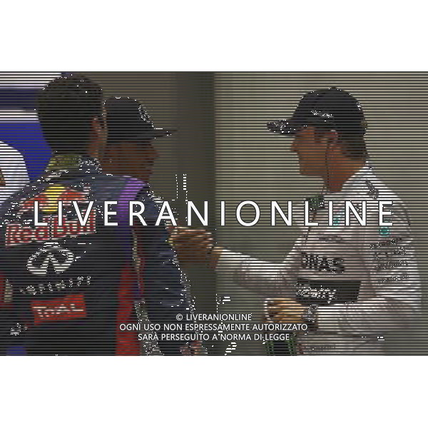 Daniel Ricciardo (AUS) Red Bull Racing RB10 with Nico Rosberg (GER) Mercedes AMG F1 W05 and Lewis Hamilton (GBR) Mercedes AMG F1 W05. 20.09.2014. Formula 1 World Championship, Rd 14, Singapore Grand Prix, Singapore, Singapore, Qualifying Day. - www.xpbimages.com, EMail: requests@xpbimages.com - copy of publication required for printed pictures. Every used picture is fee-liable. © Copyright: Batchelor / XPB Images /Agenzia Aldo Liverani sas - ITALY ONLY - EDITORIAL USE ONLY - Gp F1 Singapore - Prove di Qualifica