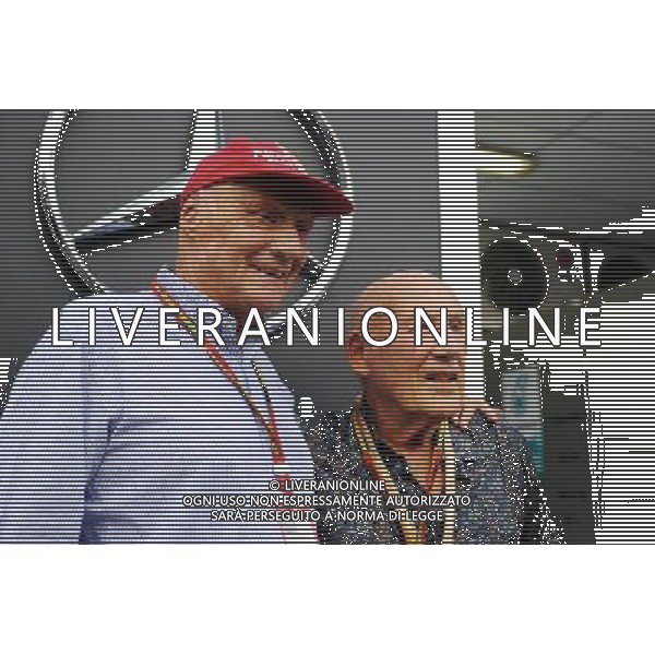 (L to R): Niki Lauda (AUT) Mercedes Non-Executive Chairman with Stirling Moss (GBR). 21.09.2014. Formula 1 World Championship, Rd 14, Singapore Grand Prix, Singapore, Singapore, Race Day. AG ALDO LIVERANI SAS ONLY ITALY