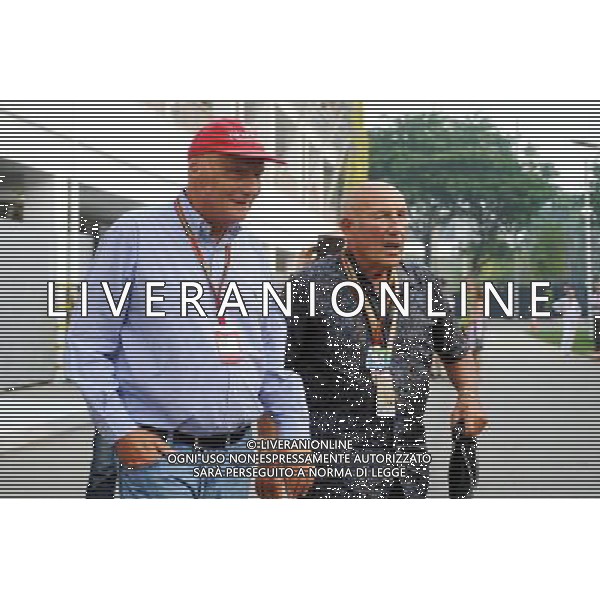 (L to R): Niki Lauda (AUT) Mercedes Non-Executive Chairman with Stirling Moss (GBR). 21.09.2014. Formula 1 World Championship, Rd 14, Singapore Grand Prix, Singapore, Singapore, Race Day. AG ALDO LIVERANI SAS ONLY ITALY