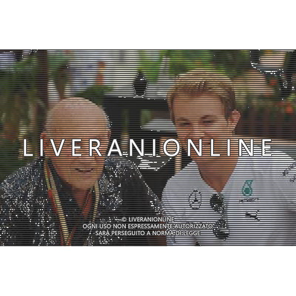 (L to R): Stirling Moss (GBR) with Nico Rosberg (GER) Mercedes AMG F1. 21.09.2014. Formula 1 World Championship, Rd 14, Singapore Grand Prix, Singapore, Singapore, Race Day. AG ALDO LIVERANI SAS ONLY ITALY