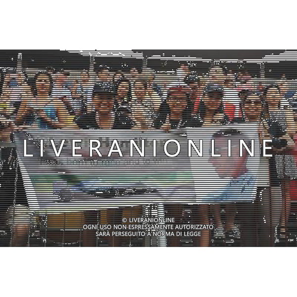 Lewis Hamilton (GBR) Mercedes AMG F1 fans and banner. 21.09.2014. Formula 1 World Championship, Rd 14, Singapore Grand Prix, Singapore, Singapore, Race Day. AG ALDO LIVERANI SAS ONLY ITALY