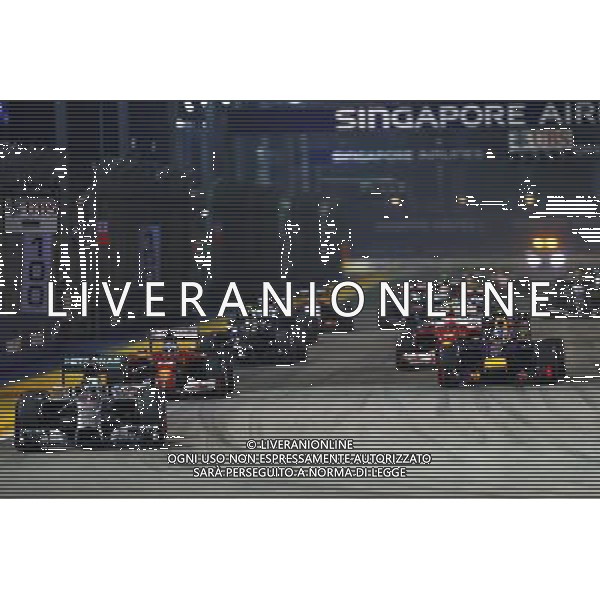 Lewis Hamilton (GBR) Mercedes AMG F1 W05 leads at the start of the race. 21.09.2014. Formula 1 World Championship, Rd 14, Singapore Grand Prix, Singapore, Singapore, Race Day. AG ALDO LIVERANI SAS ONLY ITALY