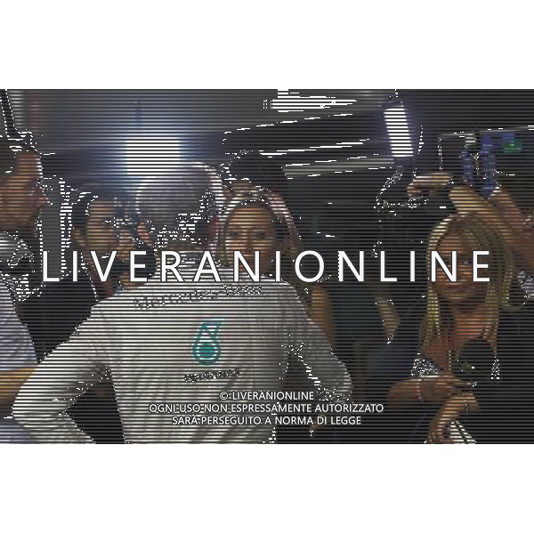 Nico Rosberg (GER) Mercedes AMG F1 W05 with the media after he retired from the race. 21.09.2014. Formula 1 World Championship, Rd 14, Singapore Grand Prix, Singapore, Singapore, Race Day. AG ALDO LIVERANI SAS ONLY ITALY