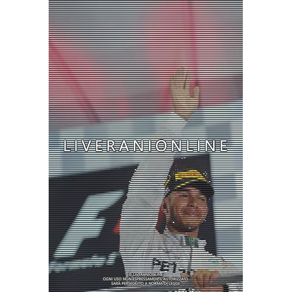 Race winner Lewis Hamilton (GBR) Mercedes AMG F1 celebrates on the podium. 21.09.2014. Formula 1 World Championship, Rd 14, Singapore Grand Prix, Singapore, Singapore, Race Day. AG ALDO LIVERANI SAS ONLY ITALY