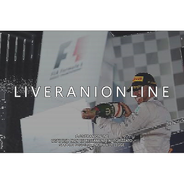 Race winner Lewis Hamilton (GBR) Mercedes AMG F1 celebrates on the podium. 21.09.2014. Formula 1 World Championship, Rd 14, Singapore Grand Prix, Singapore, Singapore, Race Day. AG ALDO LIVERANI SAS ONLY ITALY