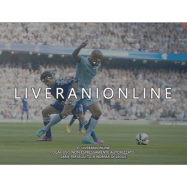 Manchester City\'s Vincent Kompany battles with Chelsea\'s Diego Costa Photographer Stephen White/CameraSport Football - Barclays Premiership - Manchester City v Chelsea - Sunday 21st September 2014 - Etihad Stadium - Manchester © CameraSport - 43 Linden Ave. Countesthorpe. Leicester. England. LE8 5PG - Tel: +44 (0) 116 277 4147 - admin@camerasport.com - www.camerasport.com /Agenzia Aldo Liverani sas - ITALY ONLY - EDITORIAL USE ONLY