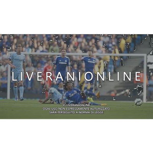 Chelsea\'s Willian is tackled by Manchester City\'s Fernandinho Photographer Stephen White/CameraSport Football - Barclays Premiership - Manchester City v Chelsea - Sunday 21st September 2014 - Etihad Stadium - Manchester © CameraSport - 43 Linden Ave. Countesthorpe. Leicester. England. LE8 5PG - Tel: +44 (0) 116 277 4147 - admin@camerasport.com - www.camerasport.com /Agenzia Aldo Liverani sas - ITALY ONLY - EDITORIAL USE ONLY