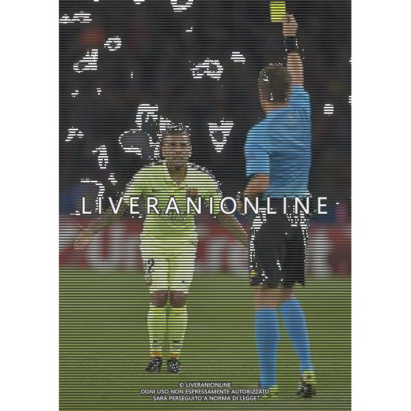 Carton jaune - Daniel ALVES - 30.09.2014 - Paris Saint Germain / Barcelone - Champions League Photo : Aurelien Meunier / Icon Sport /Agenzia Aldo Liverani sas - ITALY ONLY - EDITORIAL USE ONLY - PSG - BARCELLONA