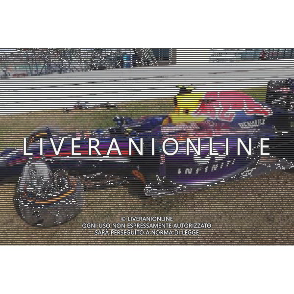 The damaged Red Bull Racing RB10 of Daniel Ricciardo (AUS) after he crashed during FP2. 03.10.2014. Formula 1 World Championship, Rd 15, Japanese Grand Prix, Suzuka, Japan, Practice Day. AG ALDO LIVERANI SAS ONLY ITALY