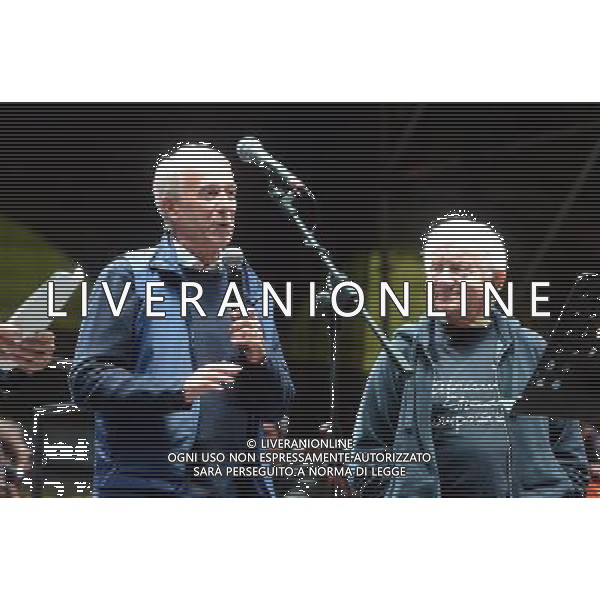 Milano piazza Duomo concerto dei Nomadi per il trentesimo anno di Exodus nella foto Don Mazzi esindaco Pisapia A.Gazzaniga/Ag.Liverani 
