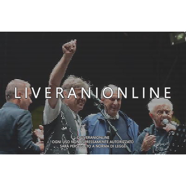 Milano piazza Duomo concerto dei Nomadi per il trentesimo anno di Exodus nella foto Don Mazzi esindaco Pisapia,Beppe Carletti dei Nomadi A.Gazzaniga/Ag.Liverani 