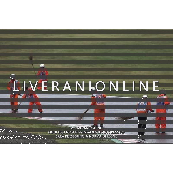 Marshals clear the track of surface water. 05.10.2014. Formula 1 World Championship, Rd 15, Japanese Grand Prix, Suzuka, Japan, Race Day. 