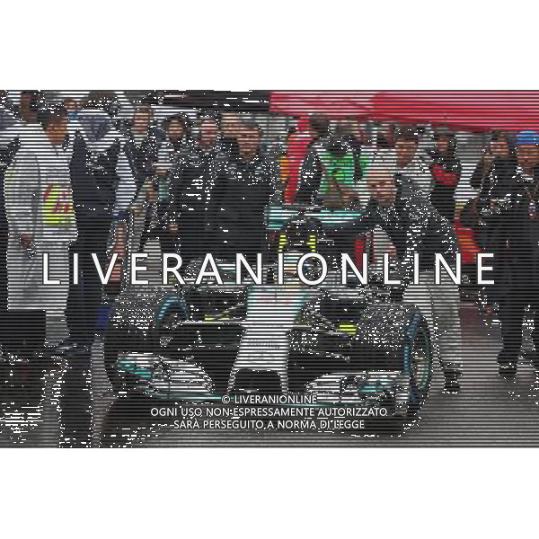 Lewis Hamilton (GBR) Mercedes AMG F1 W05 on the grid. 05.10.2014. Formula 1 World Championship, Rd 15, Japanese Grand Prix, Suzuka, Japan, Race Day. 
