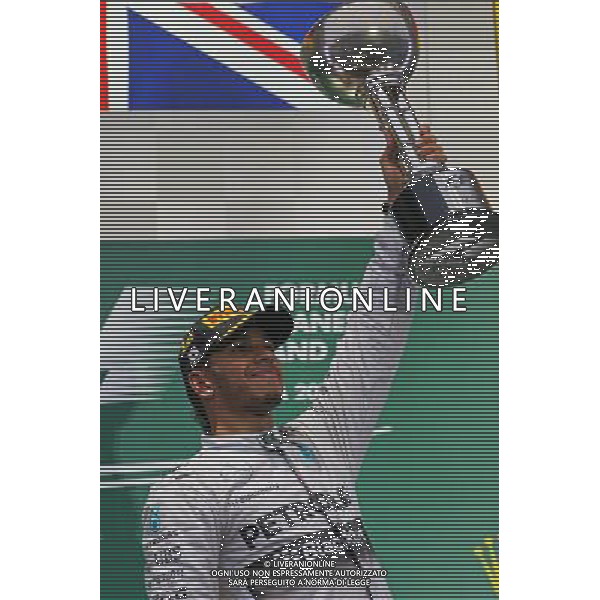 Race winner Lewis Hamilton (GBR) Mercedes AMG F1 celebrates on the podium. 05.10.2014. Formula 1 World Championship, Rd 15, Japanese Grand Prix, Suzuka, Japan, Race Day. AG ALDO LIVERANI SAS ONLY ITALY