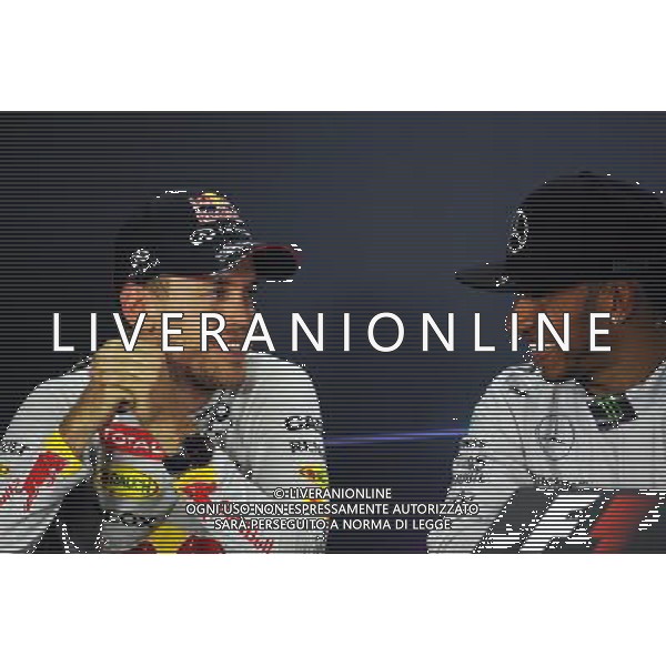 (L to R): Sebastian Vettel (GER) Red Bull Racing and Lewis Hamilton (GBR) Mercedes AMG F1 in the FIA Press Conference. 21.09.2014. Formula 1 World Championship, Rd 14, Singapore Grand Prix, Singapore, Singapore, Race Day. 