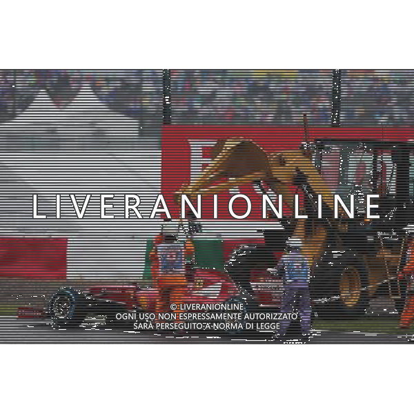 Marshals recover the Ferrari F14-T of race retiree Fernando Alonso (ESP) Ferrari with a digger. 05.10.2014. Formula 1 World Championship, Rd 15, Japanese Grand Prix, Suzuka, Japan, Race Day. AG ALDO LIVERANI SAS ONLY ITALY