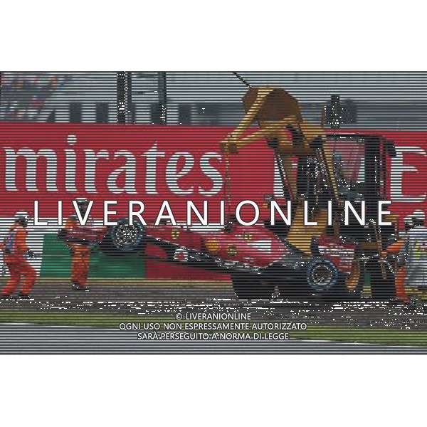 Marshals recover the Ferrari F14-T of race retiree Fernando Alonso (ESP) Ferrari with a digger. 05.10.2014. Formula 1 World Championship, Rd 15, Japanese Grand Prix, Suzuka, Japan, Race Day. PB Images AG ALDO LIVERANI SAS ONLY ITALY