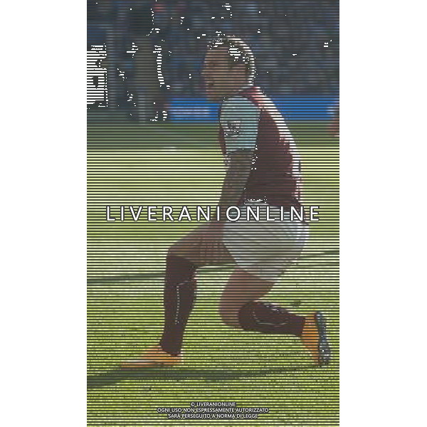 Burnley\'s Ross Wallace celebrates scoring his sides equalising goal to make the score 2-2 from a free kick in the sixth minute of added time Photographer Stephen White/CameraSport Football - Barclays Premiership - Leicester City v Burnley - Saturday 04th October 2014 - King Power Stadium - Leicester © CameraSport - 43 Linden Ave. Countesthorpe. Leicester. England. LE8 5PG - Tel: +44 (0) 116 277 4147 - admin@camerasport.com - www.camerasport.com AG ALDO LIVERANI SAS ONLY ITALY