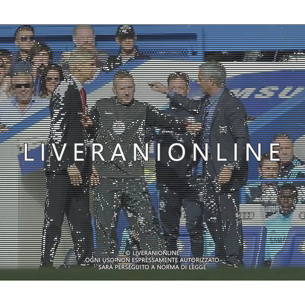 Chelsea manager JosŽ Mourinho protests to Arsenal manager Arsne Wenger about entering his technical area Photographer Ashley Western/CameraSport Football - Barclays Premiership - Chelsea v Arsenal - Sunday 05th October 2014 - Stamford Bridge - London © CameraSport - 43 Linden Ave. Countesthorpe. Leicester. England. LE8 5PG - Tel: +44 (0) 116 277 4147 - admin@camerasport.com - www.camerasport.com AG ALDO LIVERANI SAS ONLY ITALY