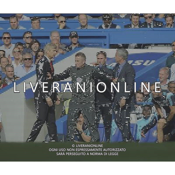 Chelsea manager JosŽ Mourinho protests to Arsenal manager Arsne Wenger about entering his technical area Photographer Ashley Western/CameraSport Football - Barclays Premiership - Chelsea v Arsenal - Sunday 05th October 2014 - Stamford Bridge - London © CameraSport - 43 Linden Ave. Countesthorpe. Leicester. England. LE8 5PG - Tel: +44 (0) 116 277 4147 - admin@camerasport.com - www.camerasport.com AG ALDO LIVERANI SAS ONLY ITALY