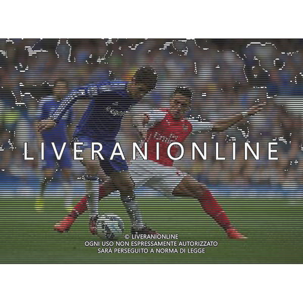 Chelsea\'s Oscar shields the ball from Arsenal\'s Alexis Sanchez Photographer Ashley Western/CameraSport Football - Barclays Premiership - Chelsea v Arsenal - Sunday 05th October 2014 - Stamford Bridge - London © CameraSport - 43 Linden Ave. Countesthorpe. Leicester. England. LE8 5PG - Tel: +44 (0) 116 277 4147 - admin@camerasport.com - www.camerasport.com AG ALDO LIVERANI SAS ONLY ITALY