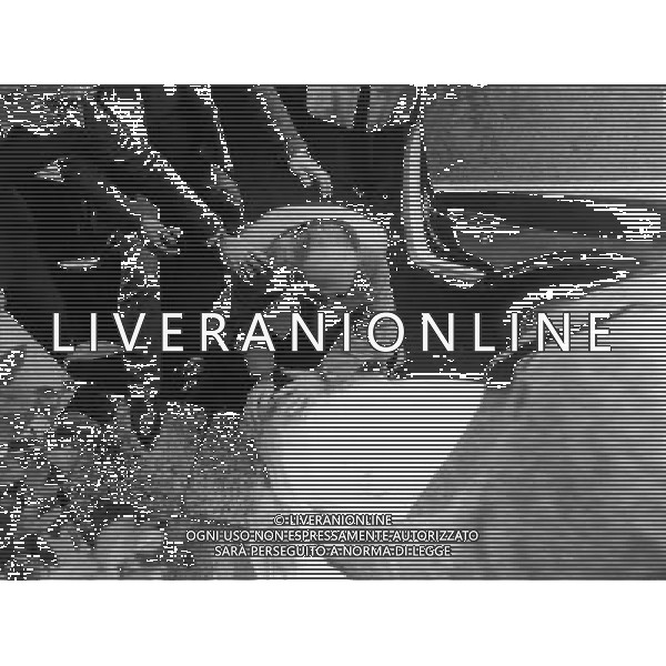 MILANO 1980 NELLA FOTO IL PADRE PIANGE DAVANTI AL CORPO DEL FIGLIO WALTER TOBAGI GIORNALISTA DEL CORRIERE DELLA SERA UCCISO DALLE BRIGATE ROSSE AGENZIA GIOVANNI LIVERANI-ALDO LIVERANI S A S