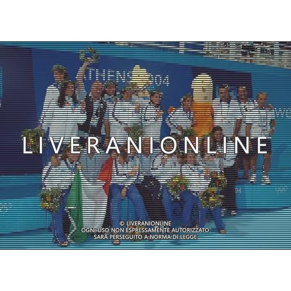 Olimpiadi Atene 2004 nella foto Formiconi Pierluigi festeggia l oro con le ragazze ph marco luzzani/ag aldo liverani s.a.s. 