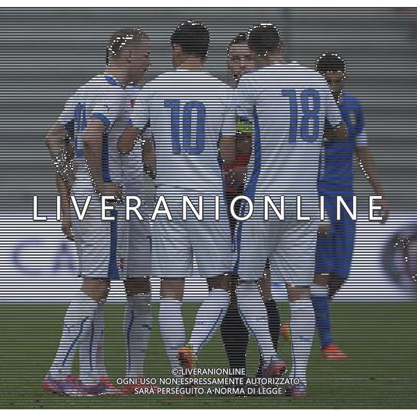 Qualificazioni ai Campionati Europei Under 21 Play-Off Ritorno Reggio Emilia - 14.10.2014 Italia-Slovacchia Nella Foto:i giocatori della slovacchia protestano con l\'arbitro mclean per l\'espulsione di duda /Ph.Vitez-Ag. Aldo Liverani