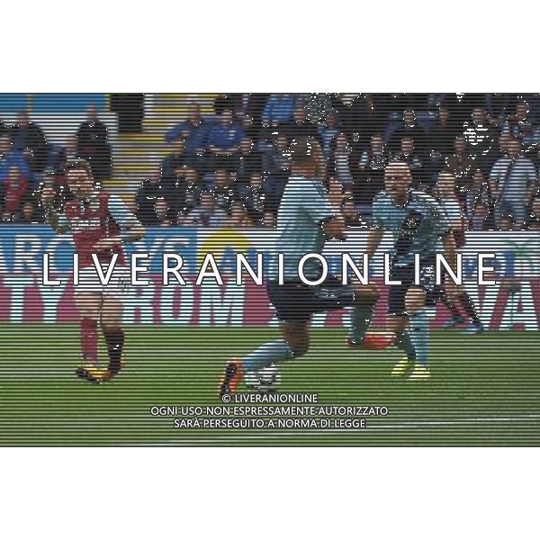 Burnley\'s Danny Ings has a shot at goal Photographer Ian Cook/CameraSport Football - Barclays Premiership - Burnley v West Ham United - Saturday 18th October 2014 - Turf Moore - Burnley © CameraSport - 43 Linden Ave. Countesthorpe. Leicester. England. LE8 5PG - Tel: +44 (0) 116 277 4147 - admin@camerasport.com - www.camerasport.com AG ALDO LIVERANI SAS ONLY ITALY