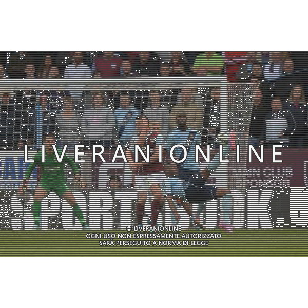 West Ham United\'s Diafra Sakho attempts a over head kick Photographer Ian Cook/CameraSport Football - Barclays Premiership - Burnley v West Ham United - Saturday 18th October 2014 - Turf Moore - Burnley © CameraSport - 43 Linden Ave. Countesthorpe. Leicester. England. LE8 5PG - Tel: +44 (0) 116 277 4147 - admin@camerasport.com - www.camerasport.com AG ALDO LIVERANI SAS ONLY ITALY
