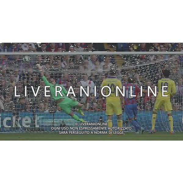 Chelsea\'s Oscar scores the opening goal Photographer Kieran Galvin/CameraSport Football - Barclays Premiership - Crystal Palace v Chelsea - Saturday 18th October 2014 - Selhurst Park - London © CameraSport - 43 Linden Ave. Countesthorpe. Leicester. England. LE8 5PG - Tel: +44 (0) 116 277 4147 - admin@camerasport.com - www.camerasport.com AG ALDO LIVERANI SAS ONLY ITALY