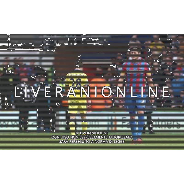 Chelsea\'s Cesar Azpilicueta is shown a red card by Referee C Pawson and walks off Photographer Kieran Galvin/CameraSport Football - Barclays Premiership - Crystal Palace v Chelsea - Saturday 18th October 2014 - Selhurst Park - London © CameraSport - 43 Linden Ave. Countesthorpe. Leicester. England. LE8 5PG - Tel: +44 (0) 116 277 4147 - admin@camerasport.com - www.camerasport.com AG ALDO LIVERANI SAS ONLY ITALY