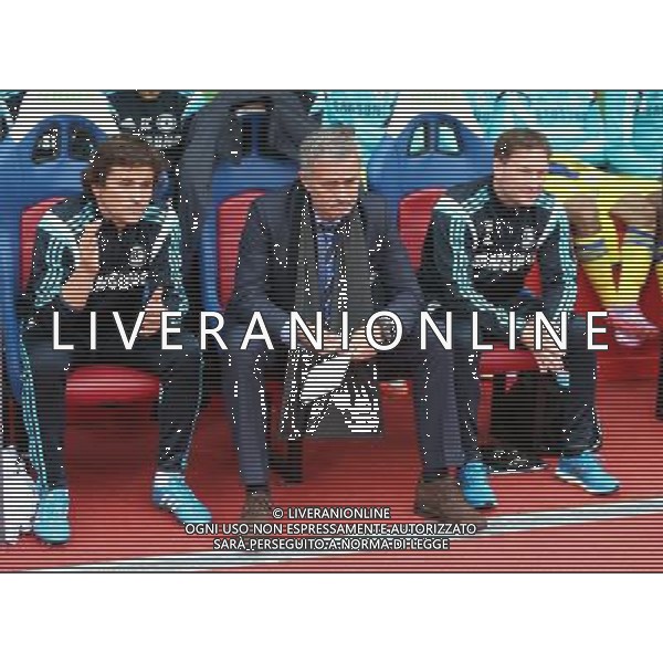 Chelsea manager JosŽ Mourinho before kick off Photographer Kieran Galvin/CameraSport Football - Barclays Premiership - Crystal Palace v Chelsea - Saturday 18th October 2014 - Selhurst Park - London © CameraSport - 43 Linden Ave. Countesthorpe. Leicester. England. LE8 5PG - Tel: +44 (0) 116 277 4147 - admin@camerasport.com - www.camerasport.com AG ALDO LIVERANI SAS ONLY ITALY