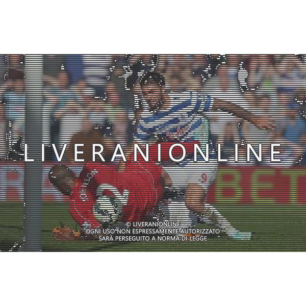 Queens Park Rangers\' Charlie Austin despite the attentions of Liverpool\'s Glen Johnson Photographer Kieran Galvin/CameraSport Football - Barclays Premiership - Queens Park Rangers v Liverpool - Sunday 19th October 2014 - Loftus Road - London © CameraSport - 43 Linden Ave. Countesthorpe. Leicester. England. LE8 5PG - Tel: +44 (0) 116 277 4147 - admin@camerasport.com - www.camerasport.com /AGENZIA ALDO LIVERANI SAS - ITALY ONLY - EDITORIAL USE ONLY