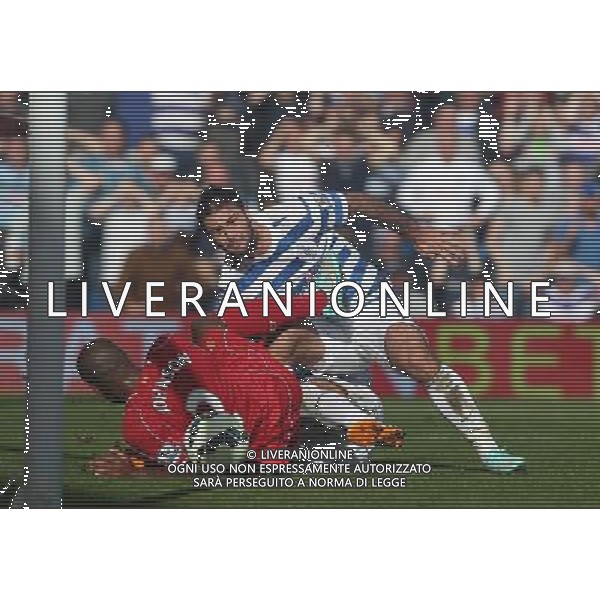 Queens Park Rangers\' Charlie Austin despite the attentions of Liverpool\'s Glen Johnson Photographer Kieran Galvin/CameraSport Football - Barclays Premiership - Queens Park Rangers v Liverpool - Sunday 19th October 2014 - Loftus Road - London © CameraSport - 43 Linden Ave. Countesthorpe. Leicester. England. LE8 5PG - Tel: +44 (0) 116 277 4147 - admin@camerasport.com - www.camerasport.com /AGENZIA ALDO LIVERANI SAS - ITALY ONLY - EDITORIAL USE ONLY