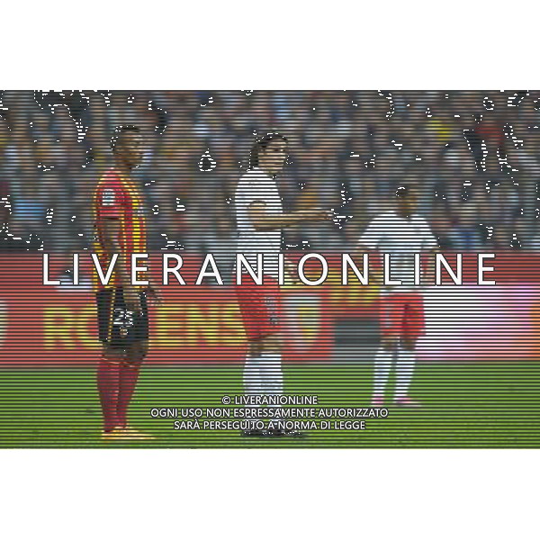 Jean Philippe Gbamin / Edinson Cavani - 17.10.2104 - Lens / PSG - 10eme journee de Ligue 1 Photo : Andre Ferreira / Icon Sport AG ALDO LIVERANI SAS ONLY ITALY