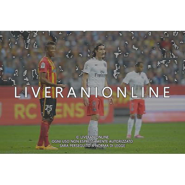 Jean Philippe Gbamin / Edinson Cavani - 17.10.2104 - Lens / PSG - 10eme journee de Ligue 1 Photo : Andre Ferreira / Icon Sport AG ALDO LIVERANI SAS ONLY ITALY