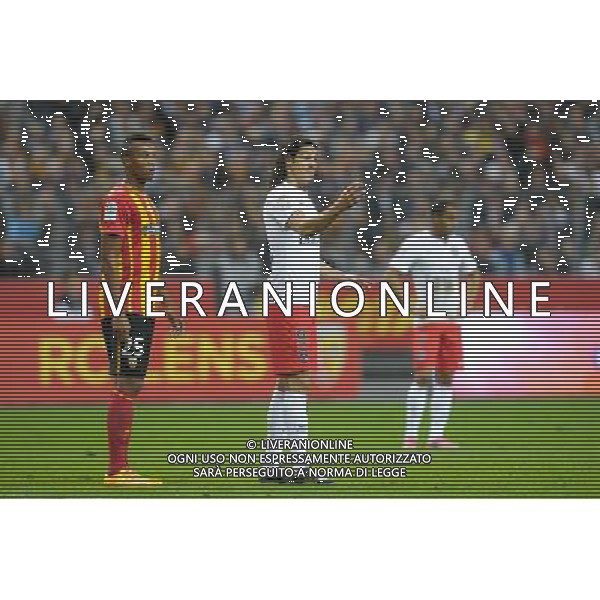 Jean Philippe Gbamin / Edinson Cavani - 17.10.2104 - Lens / PSG - 10eme journee de Ligue 1 Photo : Andre Ferreira / Icon Sport AG ALDO LIVERANI SAS ONLY ITALY