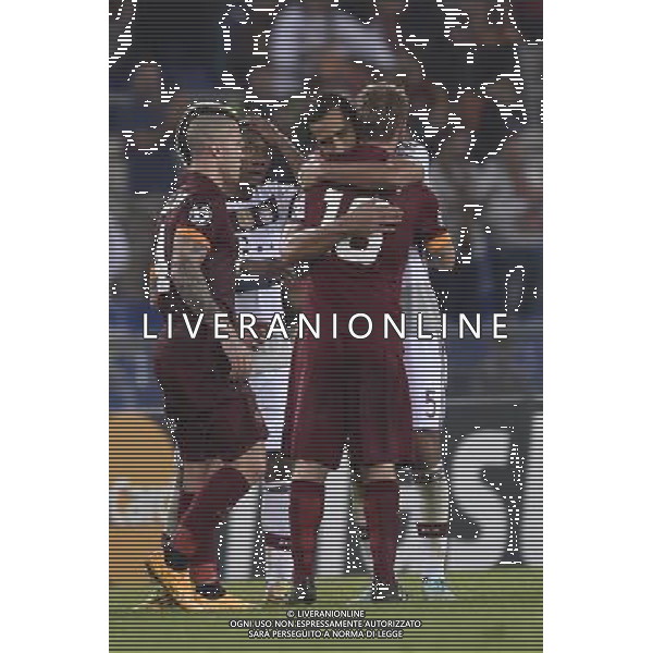 Roma - 21/10/2014 - Stadio Olimpico - Uefa Champions League 2014/2015 - AS Roma vs Bayern Monaco - nella foto: Mehdi Benatia saluta Daniele De Rossi a fine gara / Ph Fabrizio Corradetti - Ag. Aldo Liverani sas